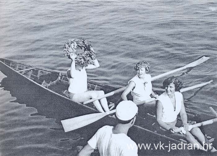 Podjela vijenca zenskoj posadi  na prvenstvu Hrvatske u Zadru 1952.