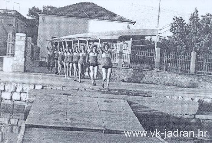 Seniorski osmerac veslacica pri izlasku na vodu 1955.