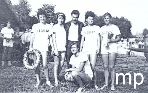 Prvakinje SFRJ u cetvercu za juniorke u Mariboru 1964. Palic, Colic, Dobrovic, Jakasa, korm. Medic s trenerom Lovrovicem