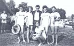 Prvakinje SFRJ u cetvercu za juniorke u Mariboru 1964. Palic, Colic, Dobrovic, Jakasa, korm. Medic s trenerom Lovrovicem