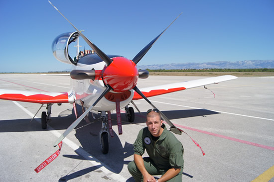 Poručnik Ivan Dukić pokraj aviona Pilatus PC-9M