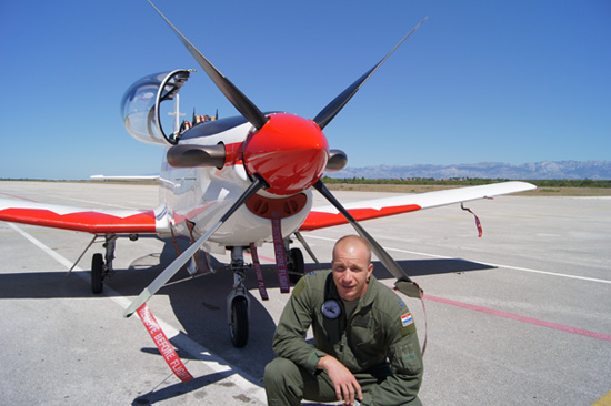 Satnik Ivan Krizman pokraj kraj aviona Pilatus PC-9M