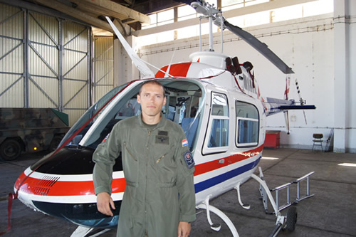 Natporučnik Mario Lukić kraj helhoptera Bell 206 JetRanger