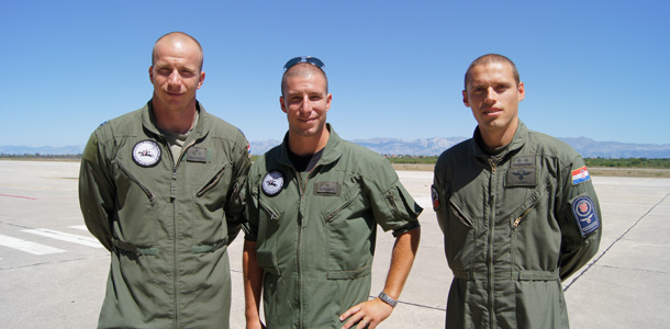 Satnik Ivan Krizman, poručnik Ivan Dukić i natporučnik Mario Lukić na stajanci aerodroma na Zemuniku